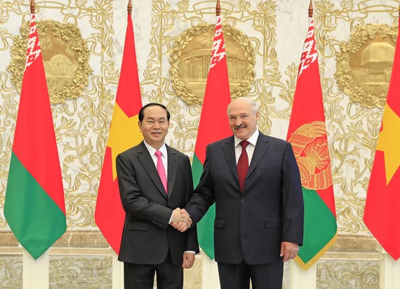 國家主席陳大光與白俄羅斯共和國總統亞歷山大‧盧卡申科合影。（圖源：越通社）