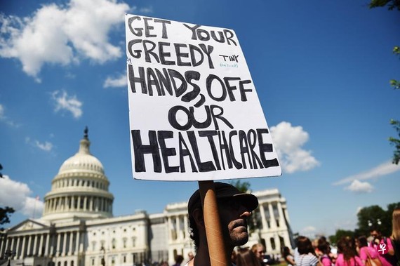 美國民眾上週在國會山莊外示威，抗議政府要落實新的醫改法案。(圖源：AFP)