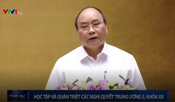 政府總理阮春福出席會議並發表指導意見。（圖源：VTV1視頻截圖）