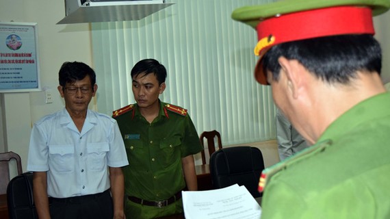 公安在向嫌犯陳鴻源(左)宣讀逮捕令。（圖源：T.T）