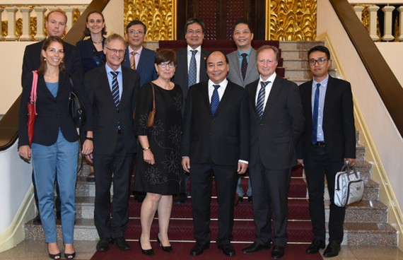 政府總理阮春福(前排右三）與各大使合影留念。（圖源：VOV）