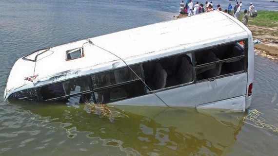 埃及貝尼蘇韋夫省29日發生一起公車墜橋事故，造成14人死亡。（圖源：AFP）