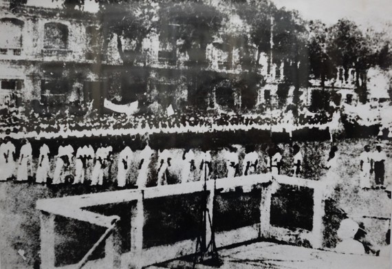 這張圖片記錄了西貢(胡志明市)人民於1945年9月2日當天在 南部府廣場慶祝國家獨立日的歡樂情景。