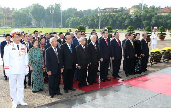 黨政領導在胡志明主席陵行禮。