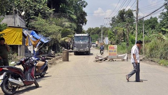 同奈省邊和市福新鄉香福村的居民再次往丁光恩街設置障礙物攔住、阻止運石卡車進出新剛石礦。（圖源：互聯網）