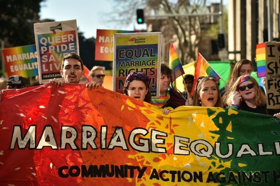澳洲同性婚姻倡議者在最高法院前遊行。（圖源：互聯網）