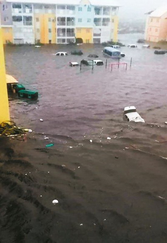 法屬聖馬丁島六日遭颶風厄瑪侵襲，造成當地淹水成災，許多車泡水。 （圖源：AFP）