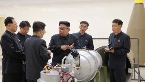朝中社發放了金正恩視察核武器研究所“新製造氫彈”的圖片。（圖源：互聯網）