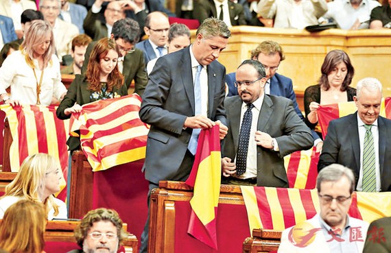 支持獨立公投的議員在國會內掛起加泰羅尼亞旗。（圖源：AP）
