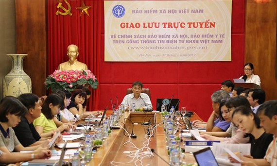 越南社會保險機關副總經理范梁山(中)主持了第八次在線交流會。（圖源：孝瓊）