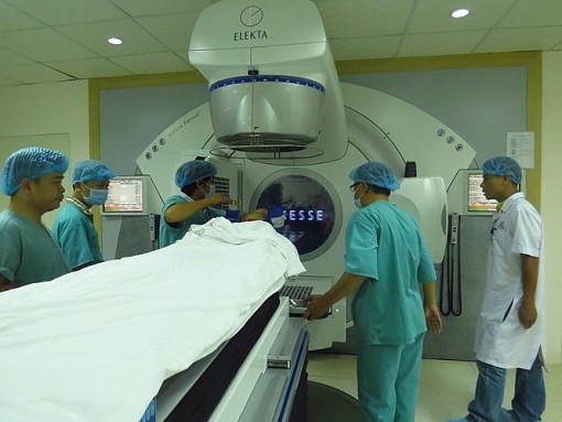 順化市中央醫院腫瘤中心醫生們在為癌症少兒患者放射治療。（圖源：順化市中央醫院）