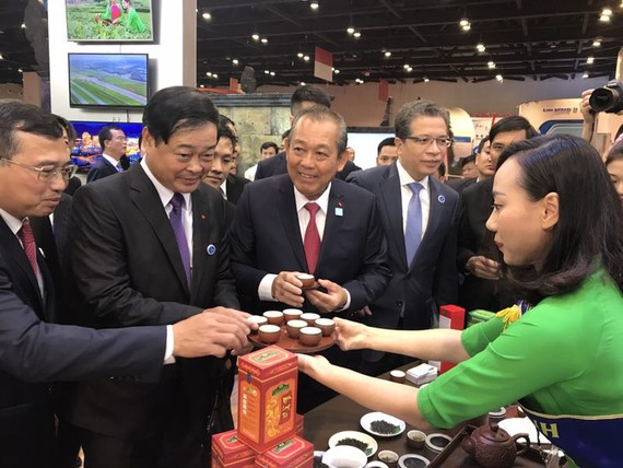 政府常務副總理張和平（左三）參觀 “魅力之城”太原市展區並品嚐太原名茶。