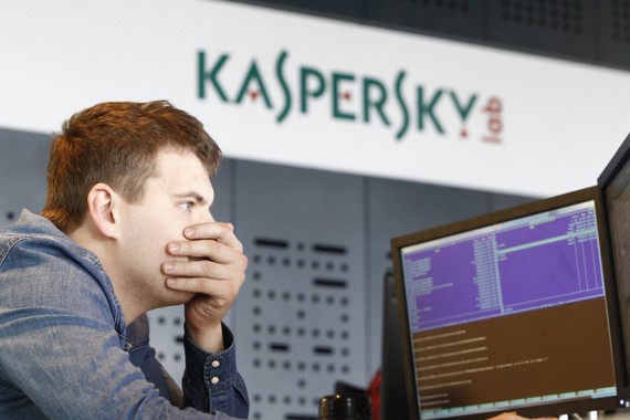 卡巴斯基公司以反病毒軟件著稱，圖為其莫斯科總部的一名員工在電腦前工作。（圖源：路透社）