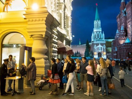 莫斯科紅場接受安檢的人群。（圖源：互聯網）
