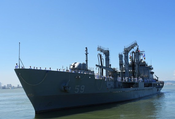 圖為韓國海軍舷號 AOE-59 “華川”驅逐艦。（圖源：Zing.vn）