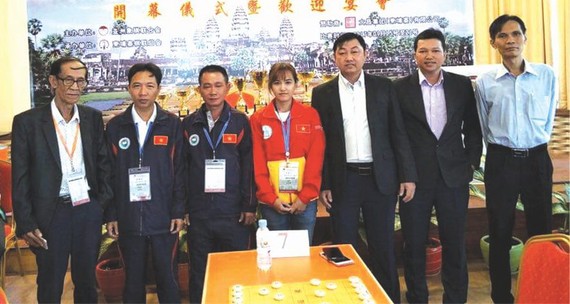 華人棋手范啟源（右一）與我國棋隊合照。