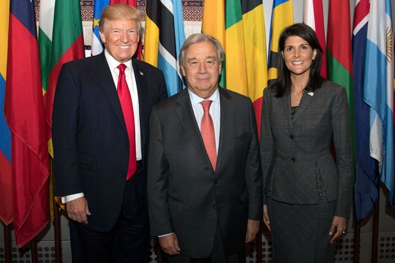 古特雷斯秘書長（中）與特朗普和美常駐聯合國代表黑莉合影。(圖源：聯合國)
