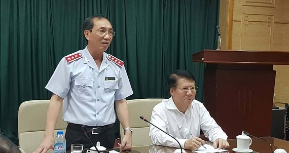 政府副總監察長鄧功訓(左)公佈了衛生部及所屬相關單位在落實自主規定工作責任的監察決定。（圖源：勝光）