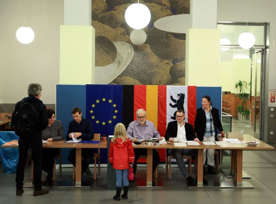 一名選民在德國柏林洪堡大學投票站參加。（圖源：新華網）