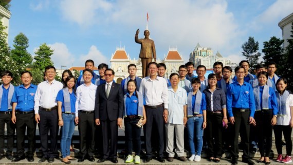 市領導與共青團本市市委志願者在胡志明主席塑像前合照。