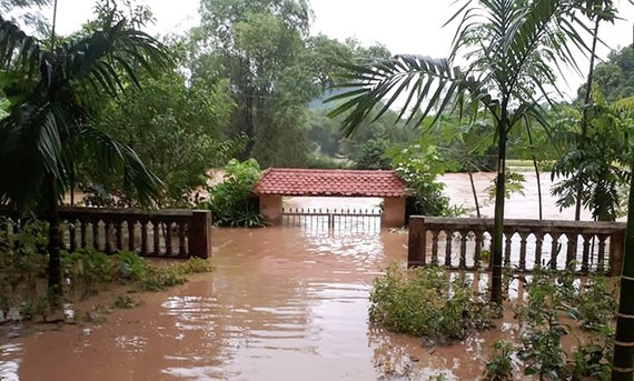 圖為老街省保安縣義都鄉，洪水湧至造成義都街市嚴重受淹從0.8至1米深。（圖源：H.Minh）