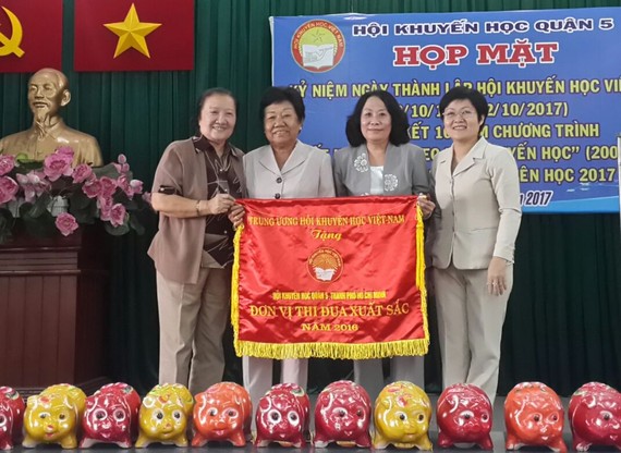 第五郡勵學會獲越南勵學會頒贈出色錦旗。