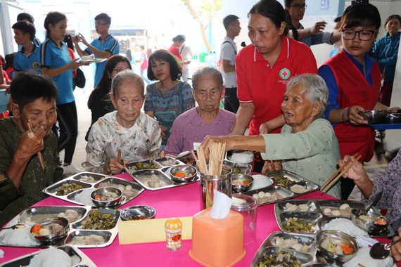 貧困老人享用午餐。