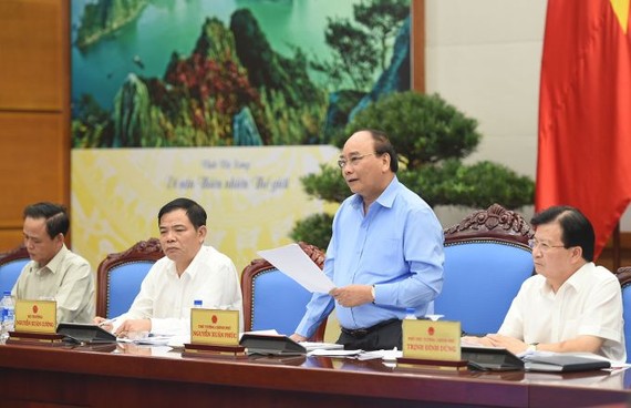 政府總理阮春福(右二)主持視像會議並發言。