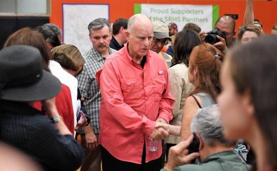 圖為前往災區視察的加州州長傑里‧布朗(中)與受災民眾握手。（圖源：互聯網）