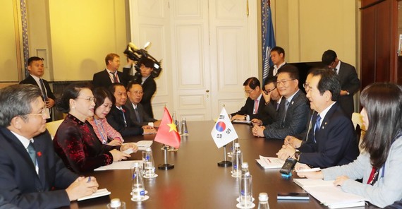 國會主席阮氏金銀（左二）會見韓國國會議長丁世均。（圖源：越通社）