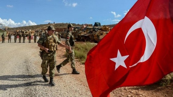 上周二向敘利亞伊德利卜省進發的土耳其軍隊。（圖源：路透社）