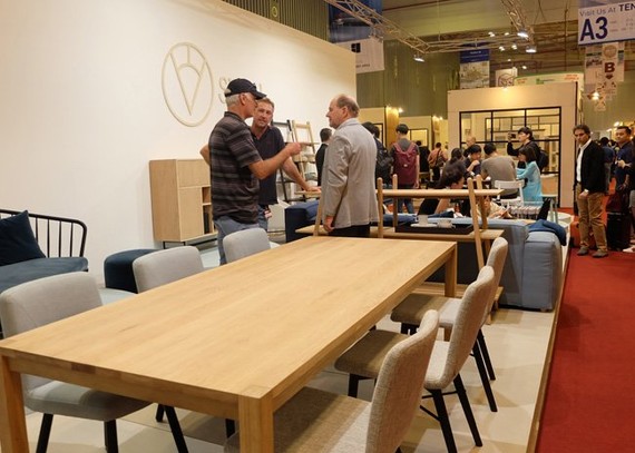 外籍人士參觀越南木材傢具展覽攤位。（示意圖源：黎皇）
