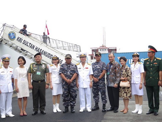 印尼軍艦指揮、軍官與越南海軍合照留念。（圖源：春梅）