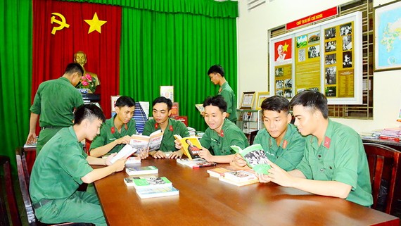 戰士們在胡志明閱覽室看書。