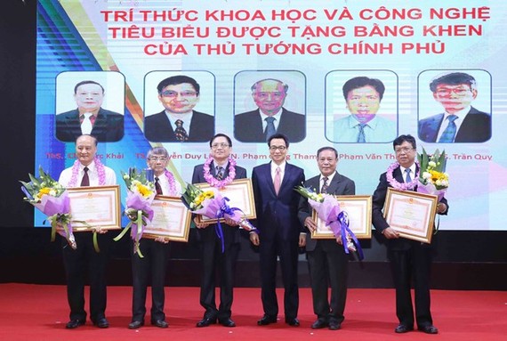 政府副總理武德膽（右三）給各位科技模範頒發獎狀。（圖源：越通社）