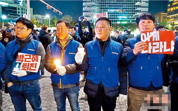 數萬韓國民眾28日聚集在首爾市中心的光化門廣場，舉行“倒朴”燭光集會一週年紀念活動。(圖源：互聯網)