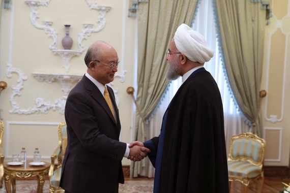 國際原子能機構總幹事天野之彌（左）與伊朗總統魯哈尼會面。（圖源：AP）