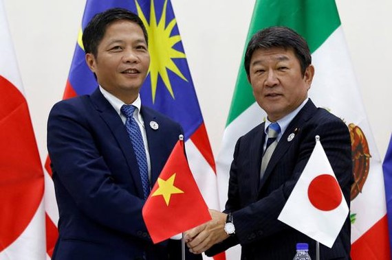 日本經濟再生擔當大臣茂木敏充（右）與越南工商部長陳俊英宣佈繼續推進TPP正式達成一致。