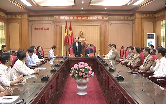 黨中央辦公廳主任阮文年同志在河江省委辦公廳支持會議。