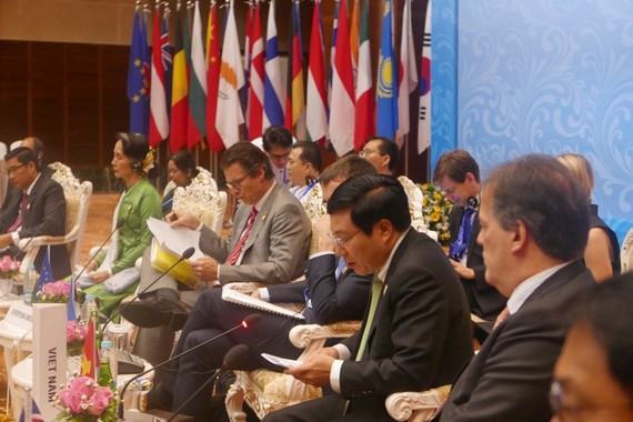 政府副總理、外長范平明（右三）出席第十三屆亞歐外長會議。（圖源：越通社）