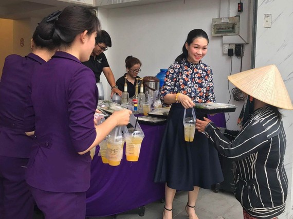 華人女企業家龐美玲向貧困者分發素食餐套。