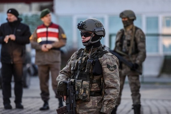 根據土耳其政府24日通過官方公報發佈的兩條新法令，土武裝部隊及憲兵、警察和海岸警衛隊中又有2700多人因與去年發生的未遂軍事政變相關聯而被開除。（圖源：AFP）