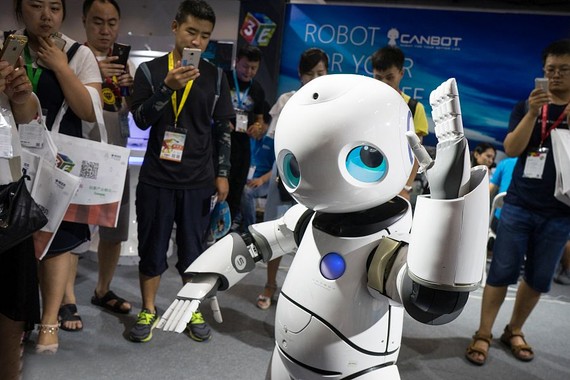 參觀者在7月8日舉行的北京國際電子消費展上觀看機器人跳舞。（圖源：VCG）