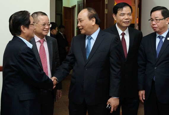 政府總理阮春福(中)與各代表交談。（圖源：VGP）