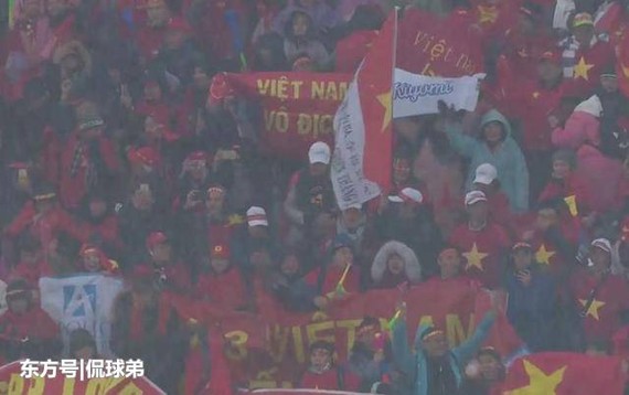 在寒風中，我國球迷營造出了一抹紅格外醒目，他們在中國營造出了越南主場氛圍。（圖源：東方號）