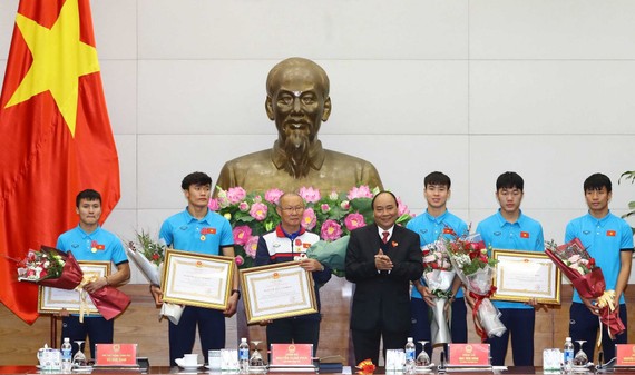政府總理阮春福向球隊集體與個人頒發勞動勳章與獎狀。（圖源：統一）