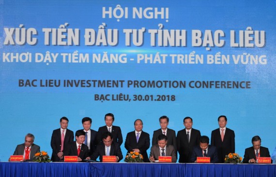 政府總理阮春福見證各企業代表與薄寮省人委會領導簽署投資備忘錄。