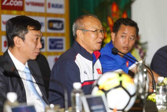 韓國籍主教練朴恒緒（Park Hang Seo）(左二)在記者會上發言。