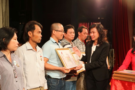 阮氏秋副主席頒贈紀念章和獎狀予捐血者。