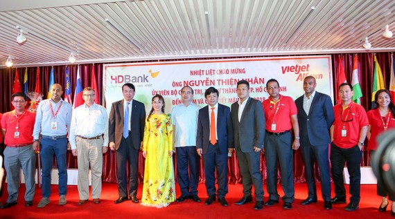 阮善仁同志與Vietjet及HDBank領導、幹部合照。